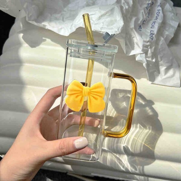 Bow cup with straw